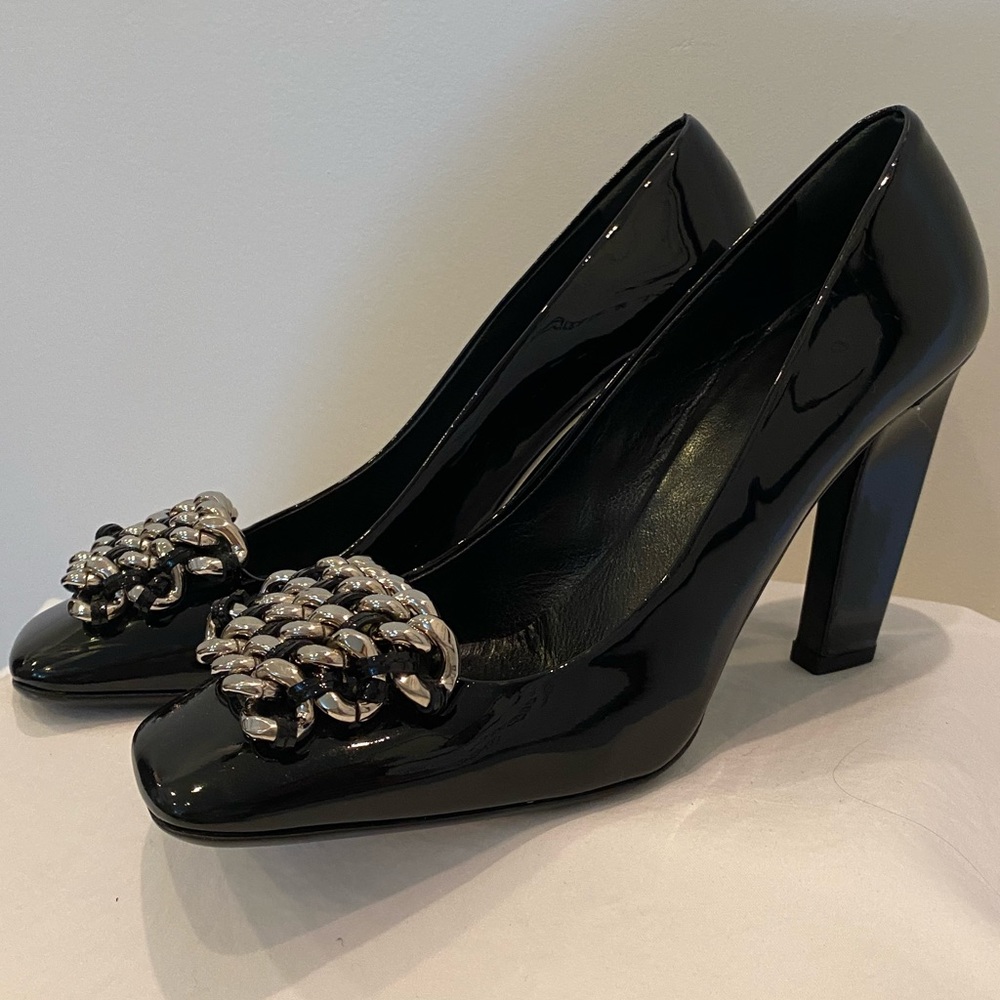 Black Patent Leather Women's Heels with Silver Chain Accent